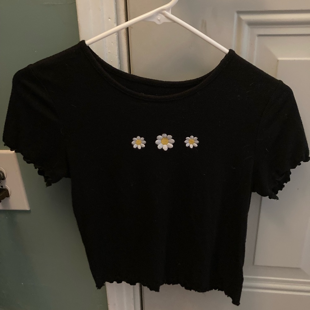 Black wild fable daisy design crop top